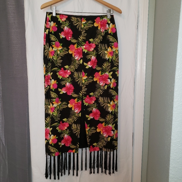 Mid length floral skirt with fringe - Picture 2 of 4